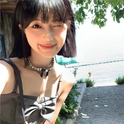 与一位女士合影